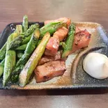 アスパラベーコン（鉄板焼 藁しべ）