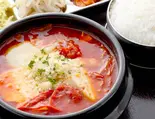 トマトチーズキムチチゲ(韓国惣菜3品、ご飯大盛り無料)（韓国家庭料理ジャンモ 津田沼店）