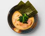 家系豚骨ラーメン（【濃厚背脂醤油ラーメン】ラーメン革命 南船場店）