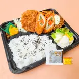 Cセット 粗挽きメンチカツと豚肉野菜巻きと若鶏もも唐揚げ（あげまる）