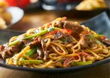牛肉焼そば 麺大盛、2麺使用 具材も大盛（麺ダブルが無料 →大盛太麺ソース焼きそば 太陽の手）