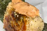 北海道さけ味噌炙り「神田B級グルメ！！ 名物」（「おむすび おにぎり」シイナノゴハン (肉巻きおむすび 豚汁 生姜焼き ハンバーグ)）