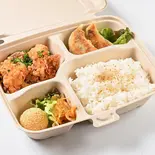 鶏のから揚げと焼き餃子弁当（ASIAN MARKET STANLEY）
