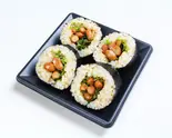 わら包み納豆玄米巻き寿司（玄米のおすしテック 新大阪本店）