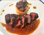 Bavette grilleé牛バベットのグリル エシャロットのソース グラタン・ドフィノワ添え（Le Parisien）