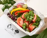 新鮮トマト＆ケールと10種野菜サラダ（東京チキンファクトリー 神田淡路町店）