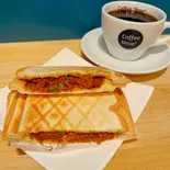 スパイシーキーマカレーのホットサンド＆ドリンクセット（Coffee Shop伏見店）