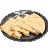 ギーチーズナン (Ghee Cheese Nan)（INDIAN HALAL RESTAURANT NEW MAHARAJA）