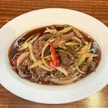 35. 牛肉の黒コショウ炒め Stir-fried beef with black pepper（タイ国料理ベンジャロン）
