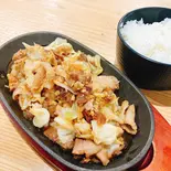 【人気NO.1】豚バラ鉄板焼き定食(スタミナ焼肉ダレ)（鉄板焼肉専門店 スタミナ亭）