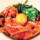 サーモンユッケ丼（海鮮丼の駅前 心斎橋店）