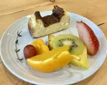 バスクチーズケーキ 季節のフルーツ添え（Cafe Daisy）