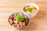 コロコロチャーシュー丼 + 肉・海老スープワンタン 肉2ヶ・海老2ヶ + スープ(白)（DURAMENTEI）