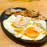 豚バラカリカリ目玉焼き（THEバリュー兄弟食堂にこめ）