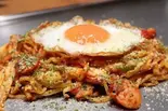 目玉焼きナポリタン乗せ（鉄板酒場 寛）