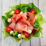 生ハムとフレッシュモッツァレラのサラダ(Tokyo Salada Style)