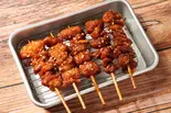 沼る！揚げ鶏皮串 ニンニク醤油ダレ(黒)5本（アカマル屋 川崎東口店）
