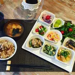 自然派調味料と旬のお野菜をたっぷり使った日替わり弁当*お味噌汁はつきません。写真はイメージ（Lian Laso）