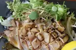 軍鶏もも肉のたたき炙りポン酢 Broiled Gamecoek Thigh Meat Slices with Ponzu(そば居酒屋るちん)