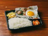 ボリューム満点 月見レバニラ弁当（立飲みカドクラ）