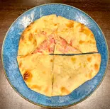 ベーコンチーズナン Becon Cheese Naan（インドネパールビリヤニカレー創作料理サムジャナ）