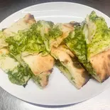 バジルチーズナン Basil cheese naan(インド・ネパールレストラン ビハニ)