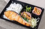 鮭弁当 ※ほうれん草→ひじきの煮物 ※麦飯になります(お惣菜 団欒)