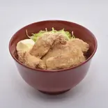 鳥の唐揚げ丼（揚げ物と丼の上成）