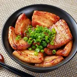 【小葱のせ】豚丼（豚首領 荻窪店）