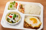 ガパオライスとグリーンカレーと生春巻きのセット(A)（タイ料理 ウライワン）