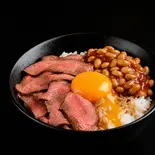 【贅沢とろ旨】ローストビーフ×納豆ご飯(卵黄のせ)（【納豆一筋】納豆館）