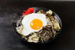 豚入り目玉焼きのせ焼きそば(いかすみ)（大盛り無料！具材山盛り焼きそば専門「かなざわ商店」）