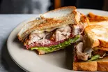 グリルドチキン(フレンチフライ付き) Grilled Chicken Sandwich with French Fries(BurgerMania広尾店)