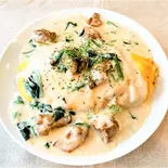 チキンとほうれん草のクリームソースオムライス（洋食 夢たまご）