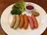 ソーセージ盛り合わせ3種(HesoMaGari)