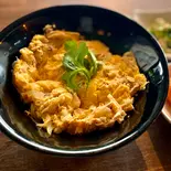 鶏手羽とふんわり卵の”親子丼”（デリココ マシロ）