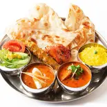 人気2カレーナン+サラダのセットです—2 curry Nan +salad set（インド＆タイ料理スマイル Indian ＆ Thai restaurant ＆Bar~Smile）