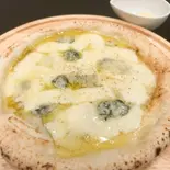 ゴルゴンゾーラと燻製モッツァレラのピザ はちみつ添え（trattoria craft）