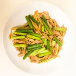 豚肉細とニンニクの芽の醤油炒め（勝生中華料理三ノ輪店）