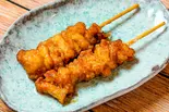 揚げ鶏皮串（まめたい商店 野方店）