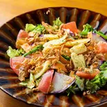 旬野菜の自家製人参ドレッシングサラダ（お酒とゴハン サンダルキッチン）