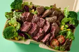 【食べ比べ】2種相盛りステーキのパワーサラダ(赤身肉100g ＆ ハラミ100g) Steak Combo Salad（ワイルドステーキ＆ジム飯 ブロビー 下北沢店）