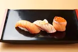 国産サーモンにぎり三種（鮨處八千代 飯田橋店）