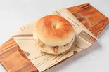 メイプルウォルナッツクリームチーズ ベーグルサンド（4TH STREET BAGEL）
