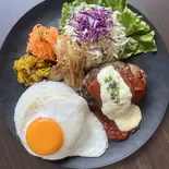 アグー100%ハンバーグトマトデミグラスとチーズソース添え（首里のひだまり）
