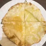 ハニーチーズナン(HONEY CHEESE NAAN)(ネパールインド料理 ナーバディップ)