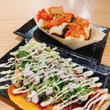 ねぎいか焼きとキムチチーズたこ焼き(ソース・マヨ・キムチ・チーズ)のセット（大阪名物 揚げたこ焼きイカ焼き専門店 粉もん屋）