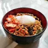 辛口チキンのキムチすたみなバジル丼(温泉卵付き)（圧倒的背徳感！すたみなRUSH！保谷町店）