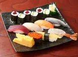 幸いにぎり(にぎり7貫、切玉子、巻物1本)（鮨處八千代 飯田橋店）