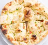 ガーリックチーズナンgarlic cheese naan（インドダイニングアリア）
